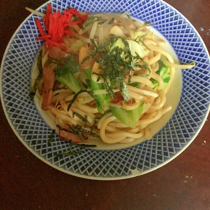 ニンニクが効いたキャベツとチャーシューの焼きうどん